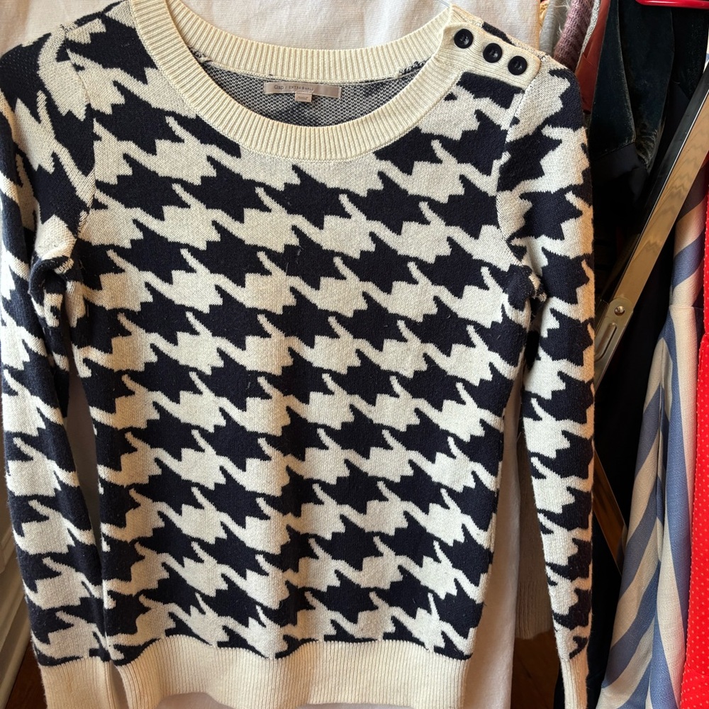 Gap white and navy houndstooth sweater